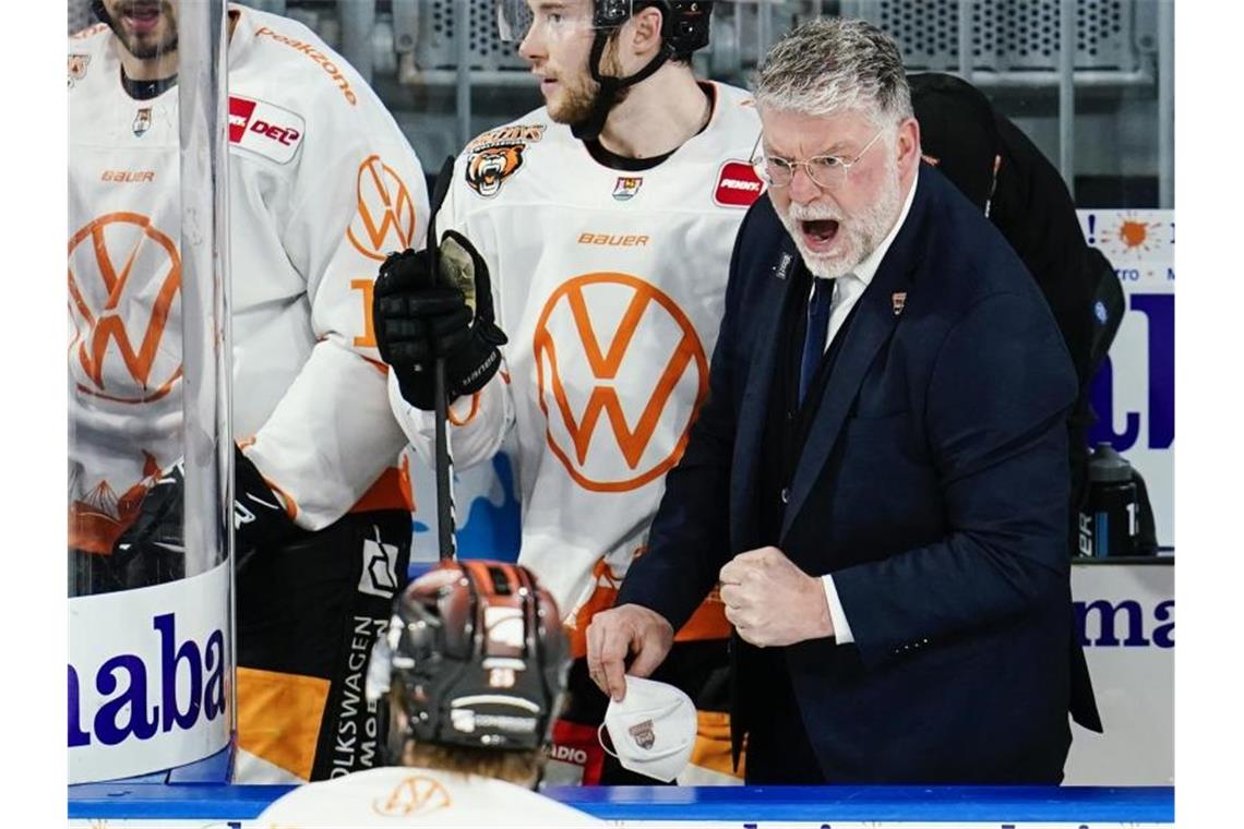 Trainer Pat Cortina könnte mit Wolfsburg Meister werden. Foto: Uwe Anspach/dpa