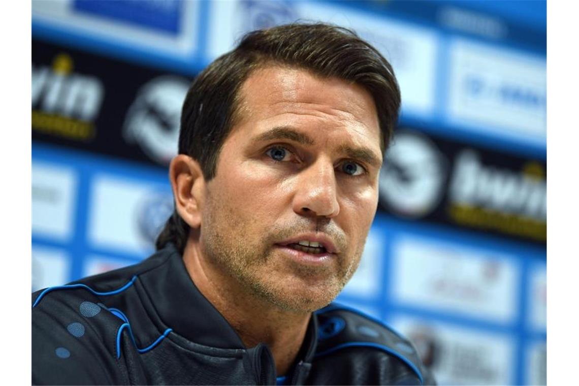 Trainer Patrick Glöckner und Chemnitzer FC trennen sich Trainer Patrick Glöckner nimmt an einer Pressekonferenz teil. Foto: Hendrik Schmidt/dpa-Zentralbild/dpa/Archivbild