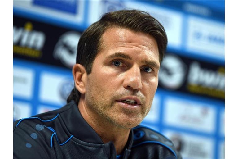Trainer Patrick Glöckner spricht auf einer Pressekonferenz. Foto: Hendrik Schmidt/dpa-Zentralbild/dpa/Archivbild
