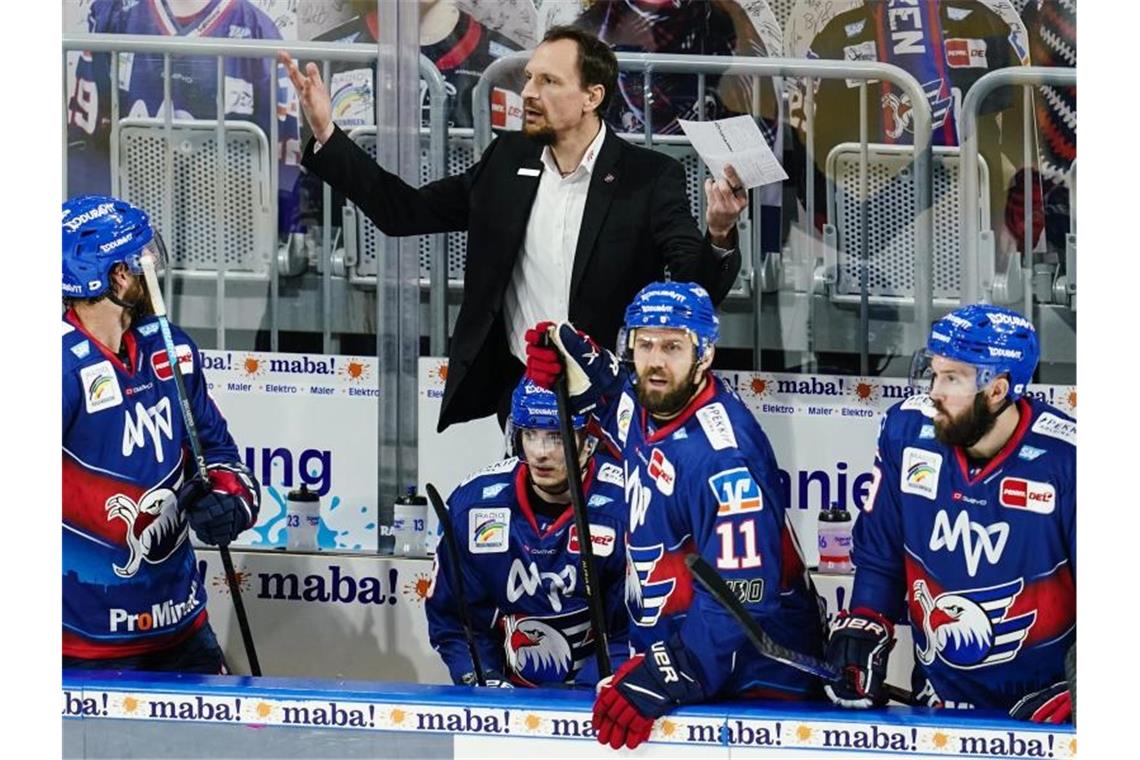 Trainer Pavel Gross ist mit den Adler Mannheim ein heißer Meisterschaftsfavorit. Foto: Uwe Anspach/dpa