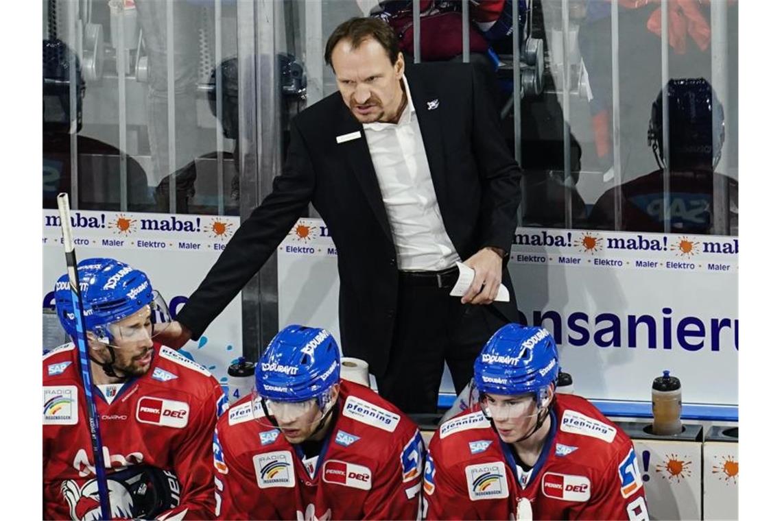 Adler Mannheim zu Gross-Aussagen: „Respektlosigkeit“ Trainer Pavel Gross spricht mit seinen Spielern. Foto: Uwe Anspach/dpa/Archivbild