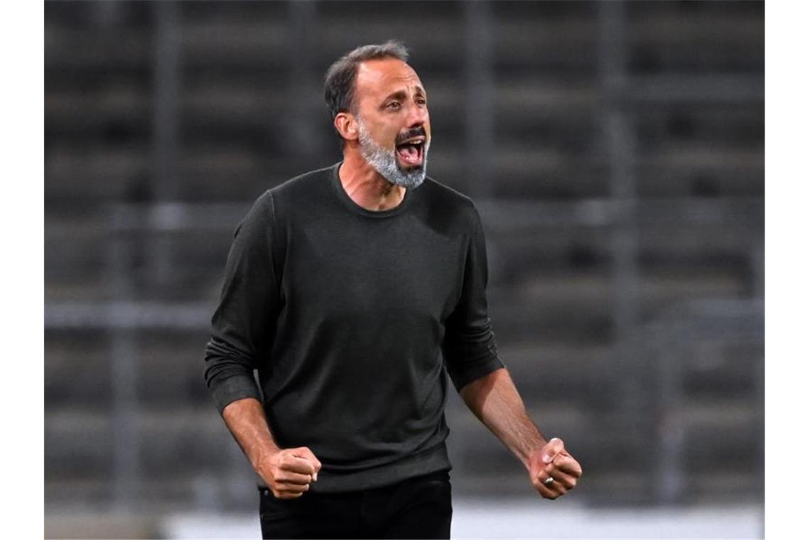 Trainer Pellegrino Matarazzo aus Stuttgart freut sich über den 3:2 Sieg. Foto: Matthias Hangst/Getty Images Europe/Pool/dpa