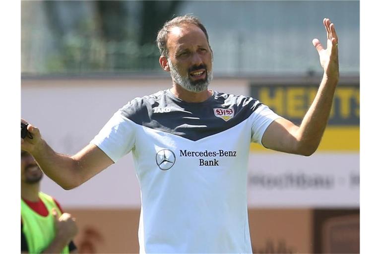 Trainer Pellegrino Matarazzo gestikuliert während des Trainings seiner Mannschaft. Foto: Karl-Josef Hildenbrand/dpa/Archivbild