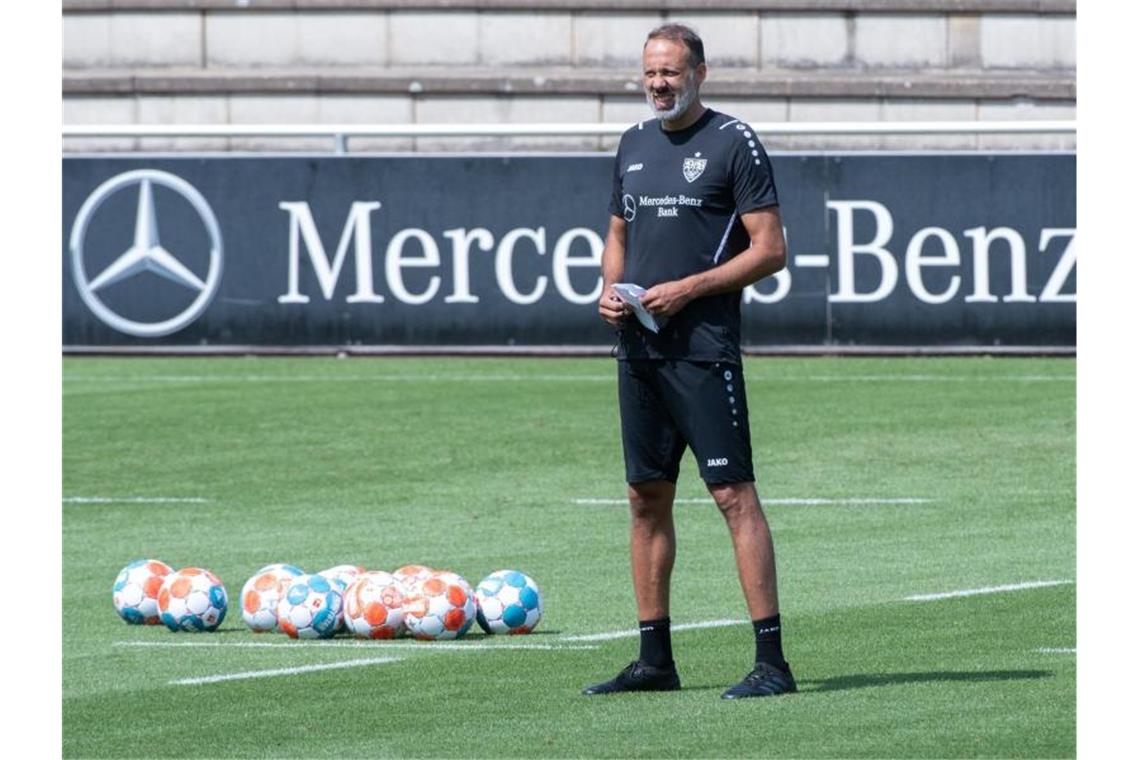 Trainer Pellegrino Matarazzo gibt Anweisungen. Foto: Bernd Weißbrod/dpa