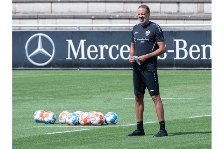 Trainer Pellegrino Matarazzo gibt Anweisungen. Foto: Bernd Weißbrod/dpa