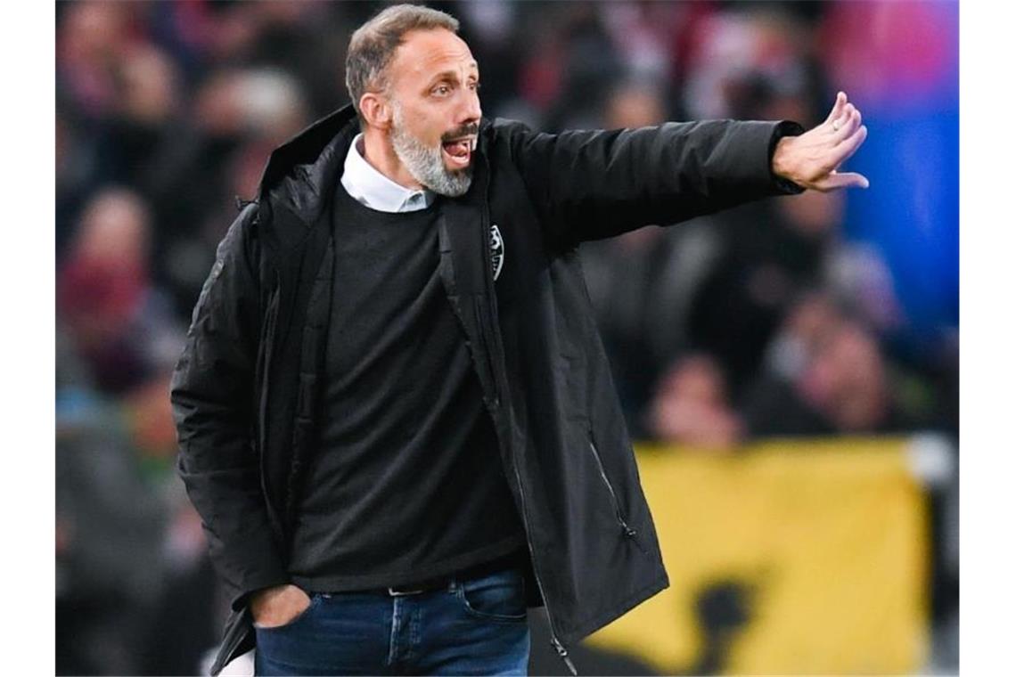 Trainer Pellegrino Matarazzo vom VfB Stuttgart gestikuliert. Foto: Tom Weller/dpa