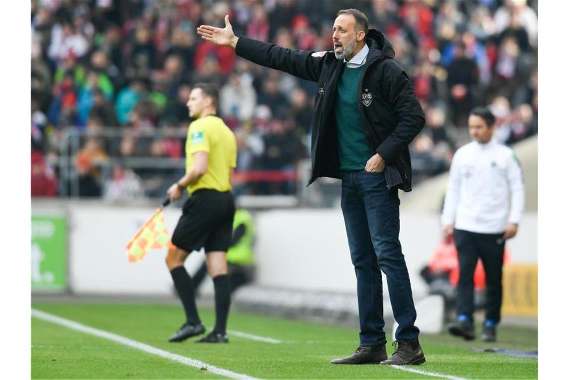 Stuttgart kann wichtige Punkte im Aufstiegsrennen sammeln Trainer Pellegrino Matarazzo vom VfB Stuttgart, gestikuliert. Foto: Tom Weller/dpa/Archivbild