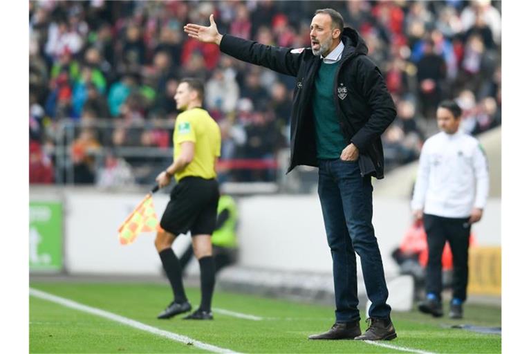 Trainer Pellegrino Matarazzo vom VfB Stuttgart, gestikuliert. Foto: Tom Weller/dpa/Archivbild