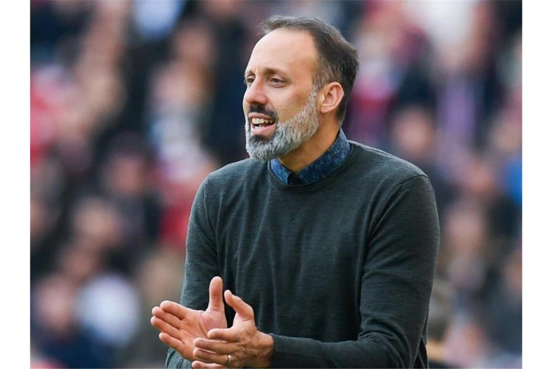 Trainer Pellegrino Matarazzo vom VfB Stuttgart gestikuliert. Foto: Tom Weller/dpa/Archivbild