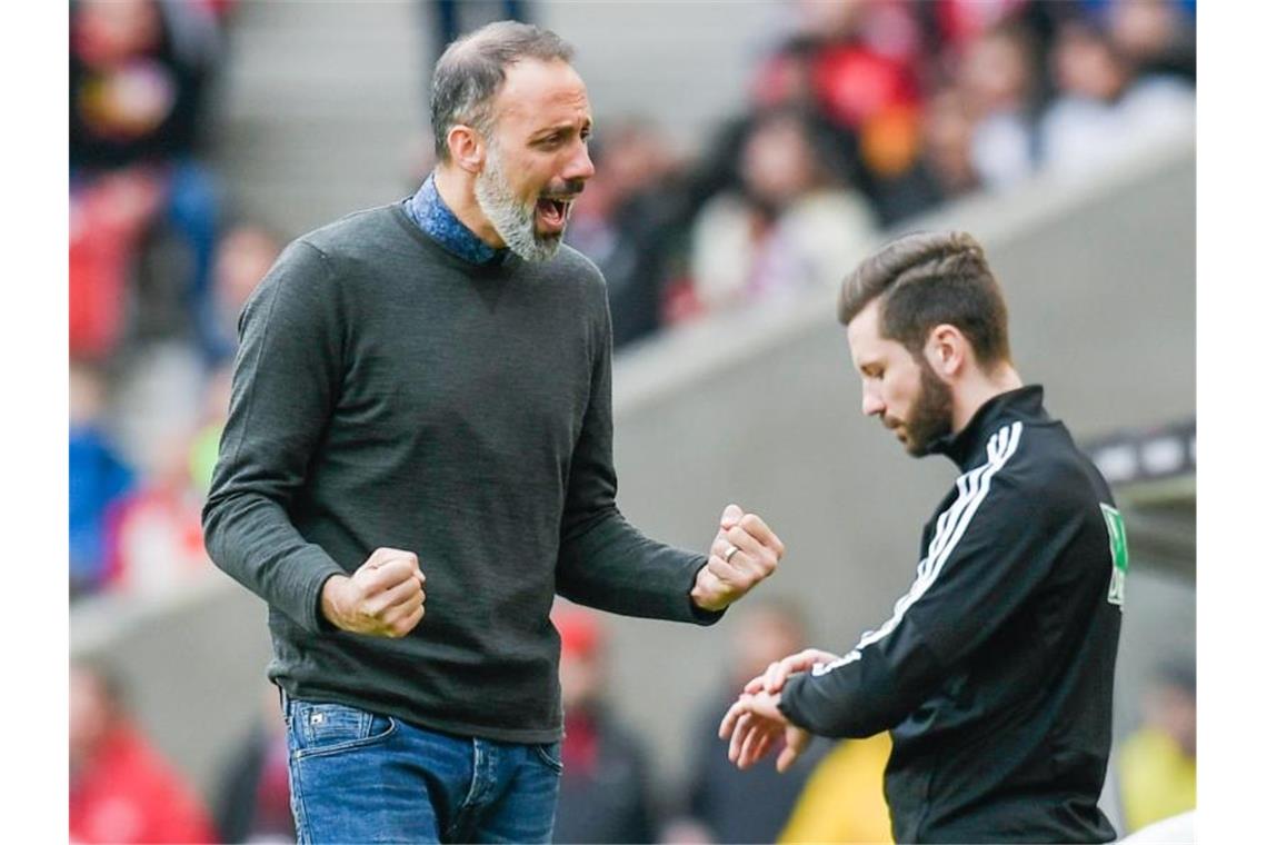 Trainer Pellegrino Matarazzo vom VfB Stuttgart reagiert nach dem Spiel. Foto: Tom Weller/dpa