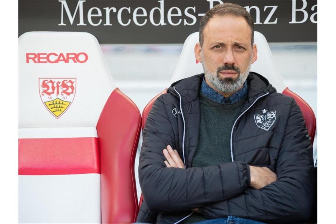 Trainer Pellegrino Matarazzo vom VfB Stuttgart sitzt vor einem Spiel auf der Trainerbank. Foto: Tom Weller/dpa/Archiv