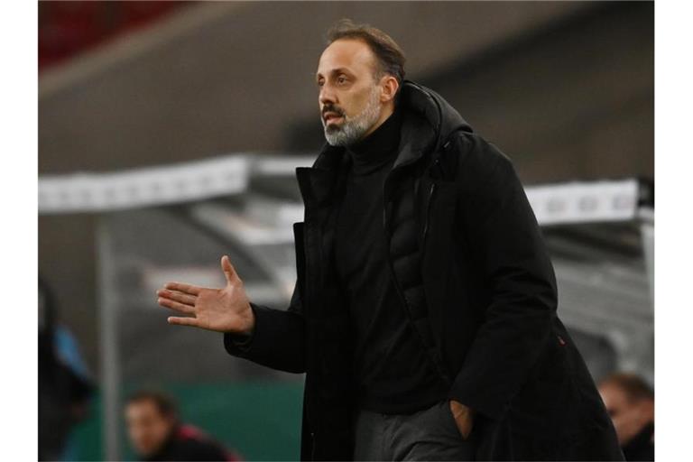 Trainer Pellegrino Matarazzo von Stuttgart steht am Spielfeldrand. Foto: Marijan Murat/dpa