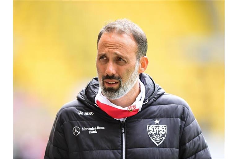 Trainer Pellegrino Matarazzo von Stuttgart während eines Spiels. Foto: Robert Michael/dpa-Pool/dpa/Archivbild