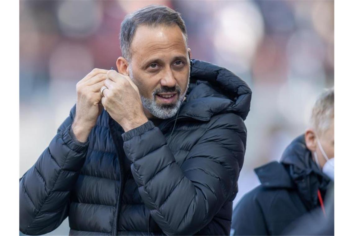 VfB vor vollem Haus: Hoffen auf Energieschub Trainer Pellegrino Matarazzo von VfB Stuttgart bereitet sich auf ein Interview vor. Foto: Andreas Gora/dpa/Archivbild