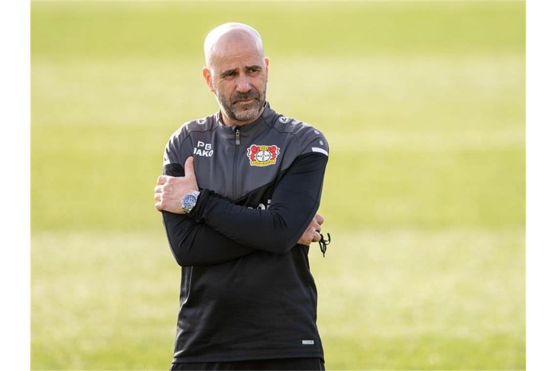 Trainer Peter Bosz braucht mit Bayer Leverkusen einen Sieg, der sollte dann aber auch auf jeden Fall reichen. Foto: Marius Becker/dpa