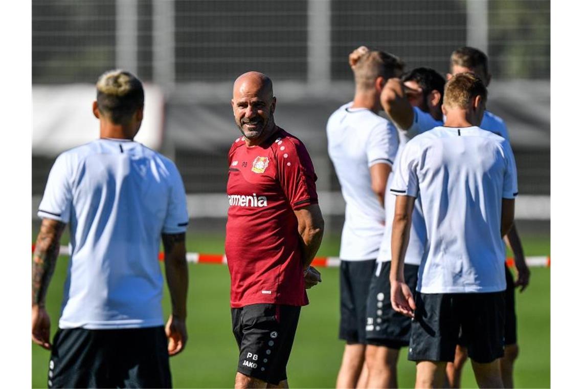 Trainer Peter Bosz (M.) möchte mit Bayer Leverkusen die nächste Runde erreichen. Foto: Martin Meissner/AP-Pool/dpa