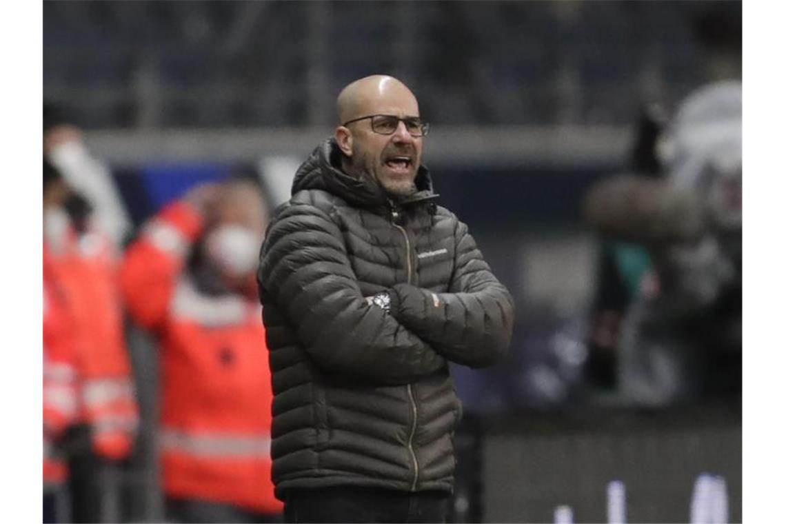 Schalke verliert bei Gross-Debüt - Leipzig an der Spitze Trainer Peter Bosz und Bayer Leverkusen sind mit einer Niederlage ins neue Jahr gestartet. Foto: Michael Probst/AP-Pool/dpa