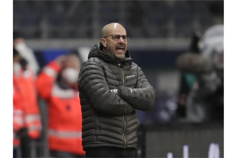 Trainer Peter Bosz und Bayer Leverkusen sind mit einer Niederlage ins neue Jahr gestartet. Foto: Michael Probst/AP-Pool/dpa