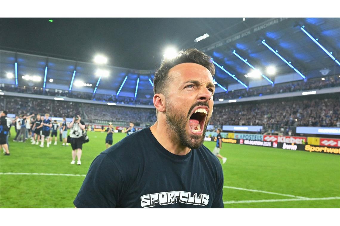 Trainer Ralf Kettemann (SC Paderborn 07) jubelt.