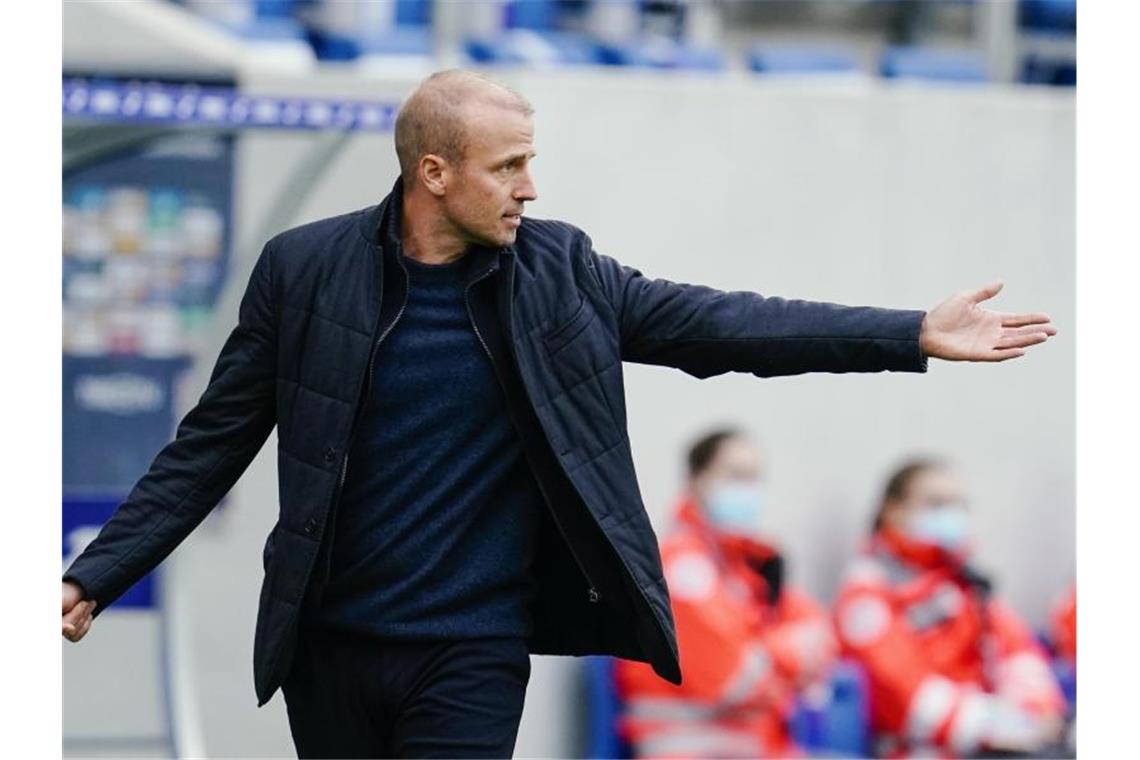 Rosen springt Hoeneß bei: Hoffenheim will Druck rausnehmen Trainer Sebastian Hoeneß gestikuliert. Foto: Uwe Anspach/dpa/Archivbild