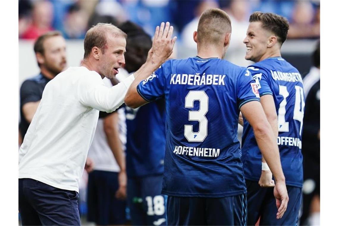 Geisterspiel: Eintracht will Siegesserie ausbauen Trainer Sebastian Hoeneß (l) mit Pavel Kaderabek. Foto: Uwe Anspach/dpa/Archivbild