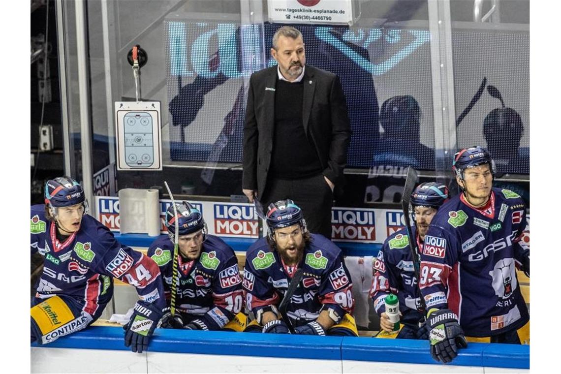 Ex-Bundestrainer Cortina mit Wolfsburg vor Meister-Coup Trainer Serge Aubin und seine Eisbären müssen erneut ihre Comeback-Qualitäten beweisen. Foto: Andreas Gora/dpa
