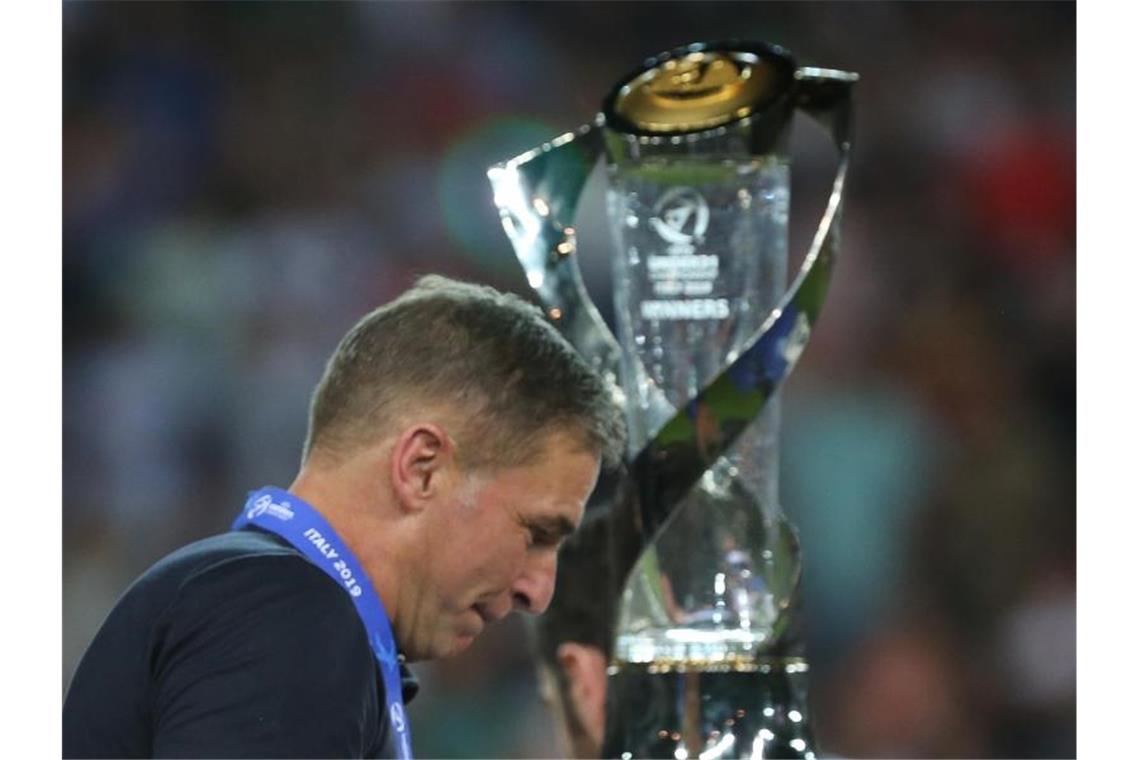 Kuntz nach Final-Niederlage: „Bin super-stolz auf die Jungs“ Trainer Stefan Kuntz geht an der Trophäe für den U21-Eurpameister vorbei. Foto: Cezaro De Luca