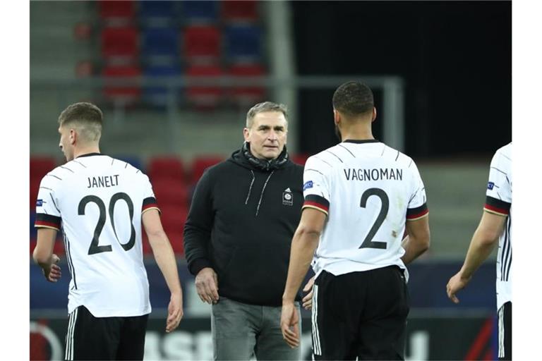 Trainer Stefan Kuntz (M.) kommt bei den U21-Nationalspielern gut an. Foto: Csaba Domotor/dpa
