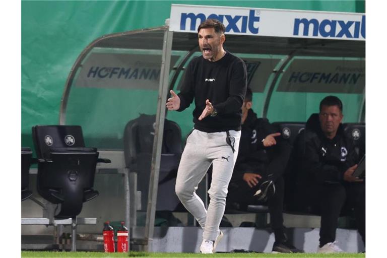 Trainer Stefan Leitl will mit Fürth den ersten Saison-Sieg. Foto: Daniel Karmann/dpa