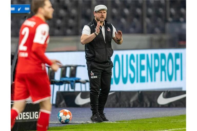 Trainer Steffen Baumgart vom 1. FC Köln steht klatschend am Rand des Spielfelds. Foto: Andreas Gora/dpa