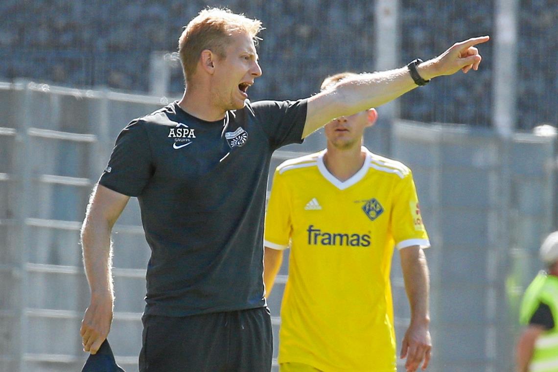 Trainer Steffen Weiß sah die 0:1-Niederlage seiner Großaspacher. Foto: A. Becher