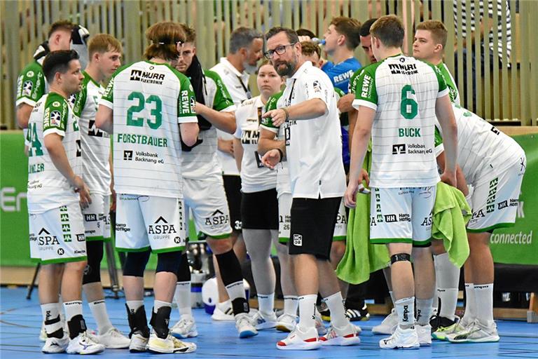 Trainer Stephan Just (Mitte) schwört das HCOB-Team auf die Herausforderungen der Zweitliga-Saison ein. Foto: Tobias Sellmaier
