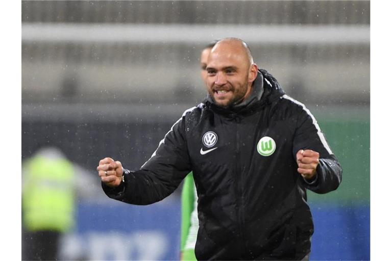 Trainer Stephan Lerch und seine Wolfsburgerinnen stehen erneut im Pokalfinale. Foto: Hermann Hay/Citypress24/dpa