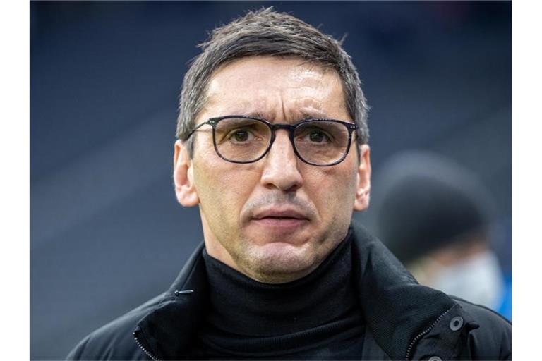 Trainer Tayfun Korkut spielt mit Hertha BSC im Derby gegen den 1. FC Union Berlin. Foto: Andreas Gora/dpa