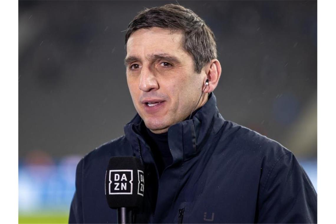 Bescheidene Freiburger gegen kriselnde Hertha Trainer Tayfun Korkut spricht. Foto: Andreas Gora/dpa/Archivbild
