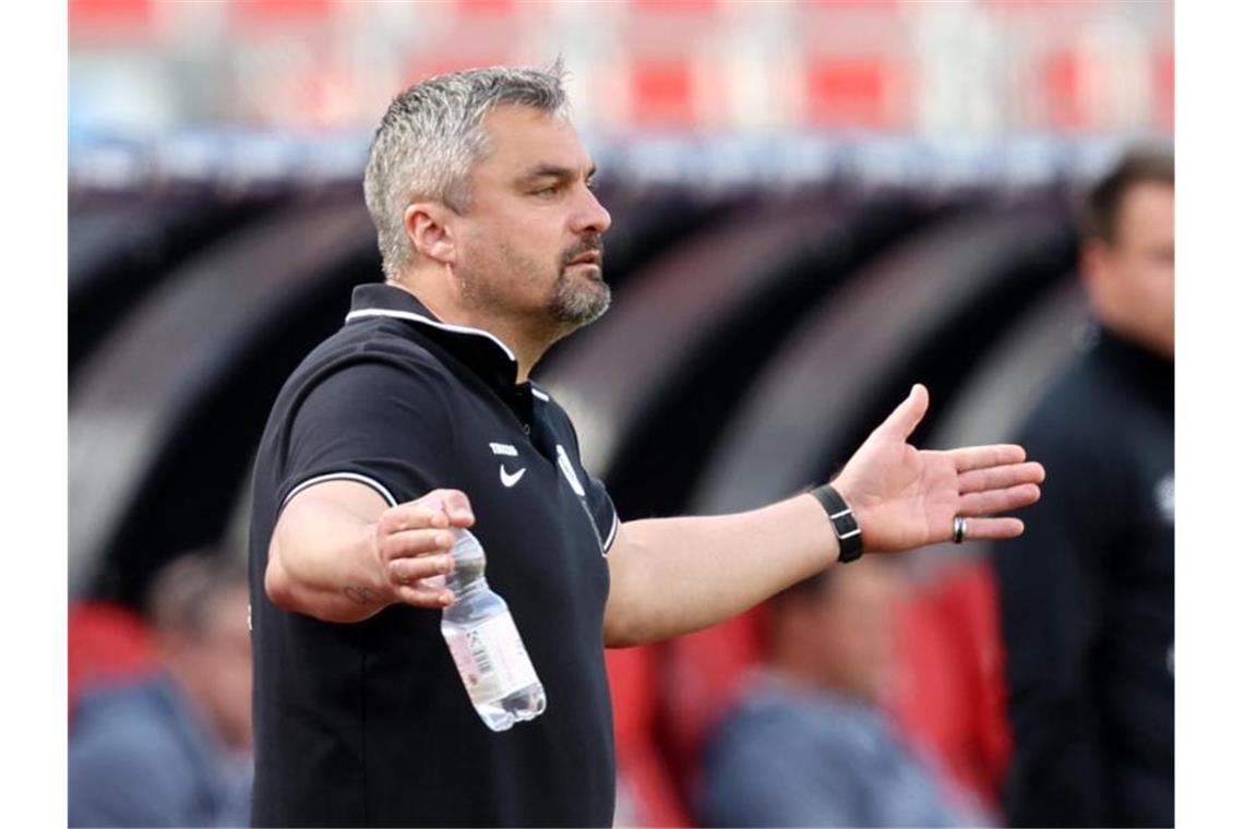 Trainer Thomas Reis und der VfL Bochum haben den ersten Matchball im Aufstiegsrennen vergeben. Foto: Daniel Karmann/dpa