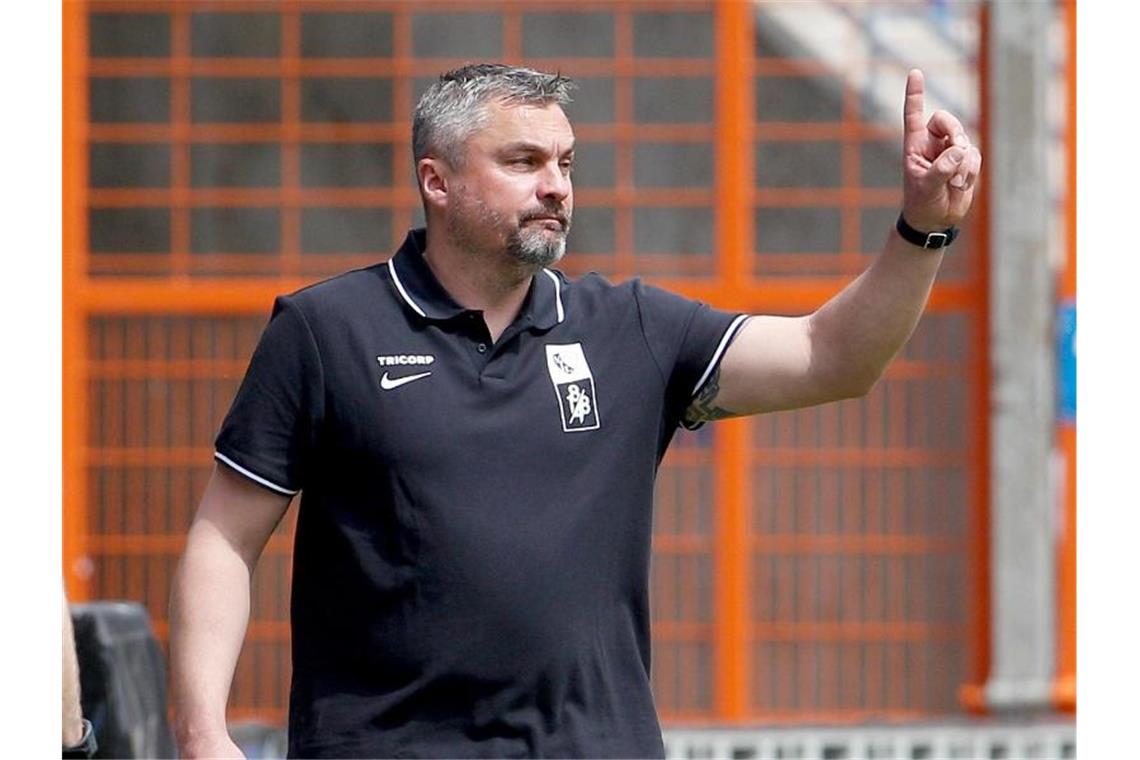 Trainer Thomas Reis will mit dem VfL Bochum den Aufstieg perfekt machen. Foto: Roland Weihrauch/dpa