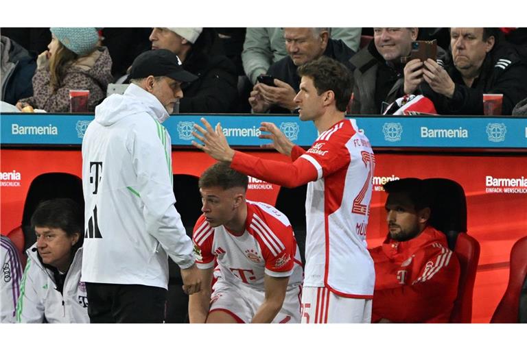 Trainer Thomas Tuchel (l) hatte für Thomas Müller in der Offensive gegen den FC Arsenal keinen Platz.