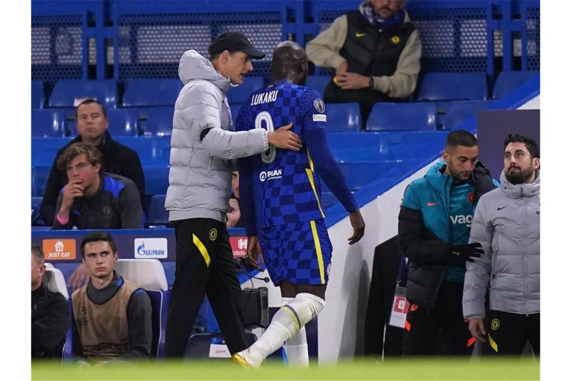 Tuchel sucht bei Chelsea nach Verletzungspech nach Lösungen Trainer Thomas Tuchel tröstet Romelu Lukaku nach dessen Verletzung. Foto: Adam Davy/PA Wire/dpa