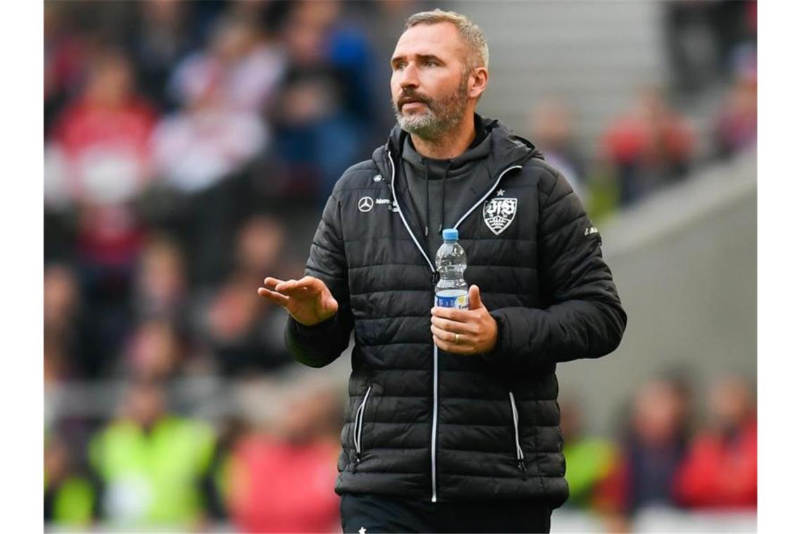 VfB-Trainer Tim Walter: „Ich muss mich ständig entwickeln“ Trainer Tim Walter vom VfB Stuttgart gestikuliert. Foto: Tom Weller/dpa