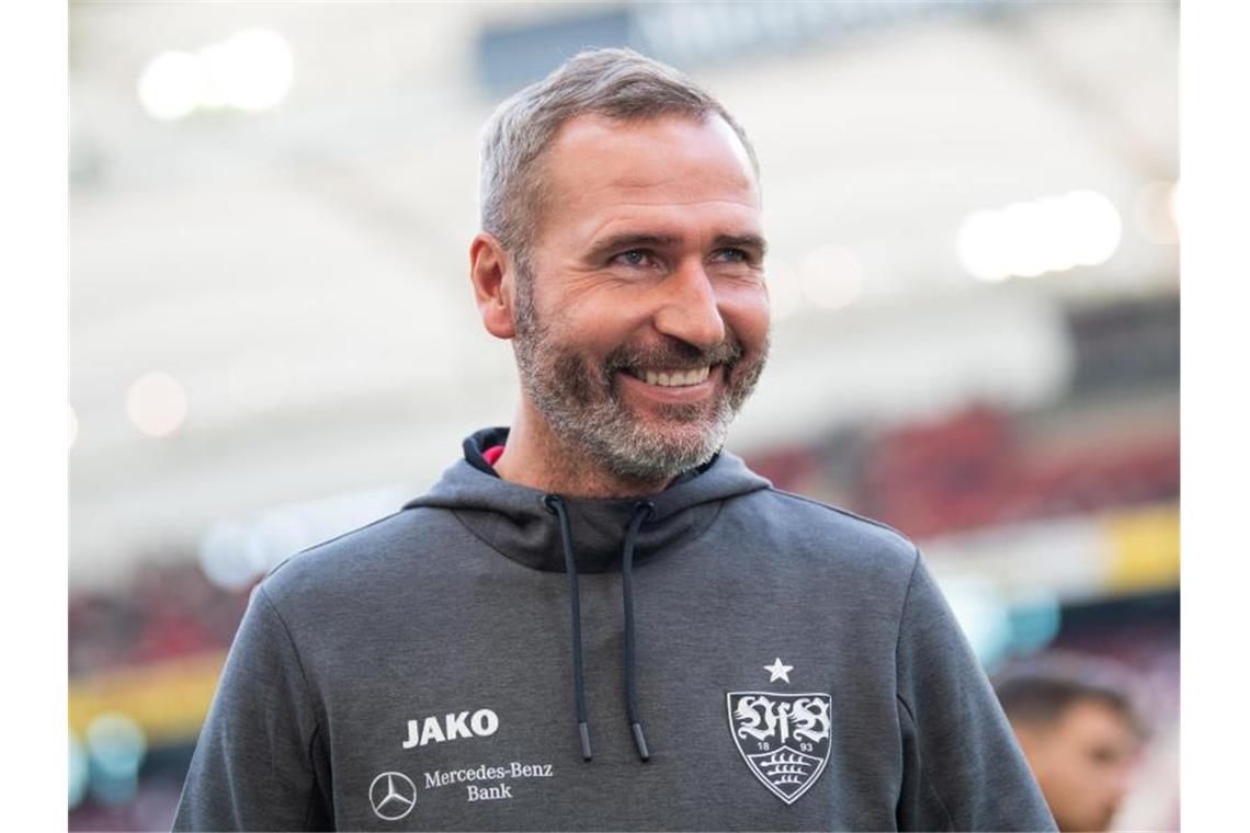 VfB-Coach lässt Ersatz für Badstuber im Topspiel offen Trainer Tim Walter vom VfB Stuttgart vor dem Spiel im Stadion. Foto: Tom Weller/dpa