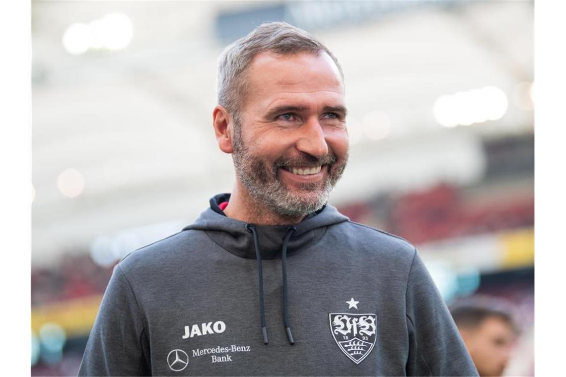 Trainer Tim Walter vom VfB Stuttgart vor dem Spiel im Stadion. Foto: Tom Weller/dpa