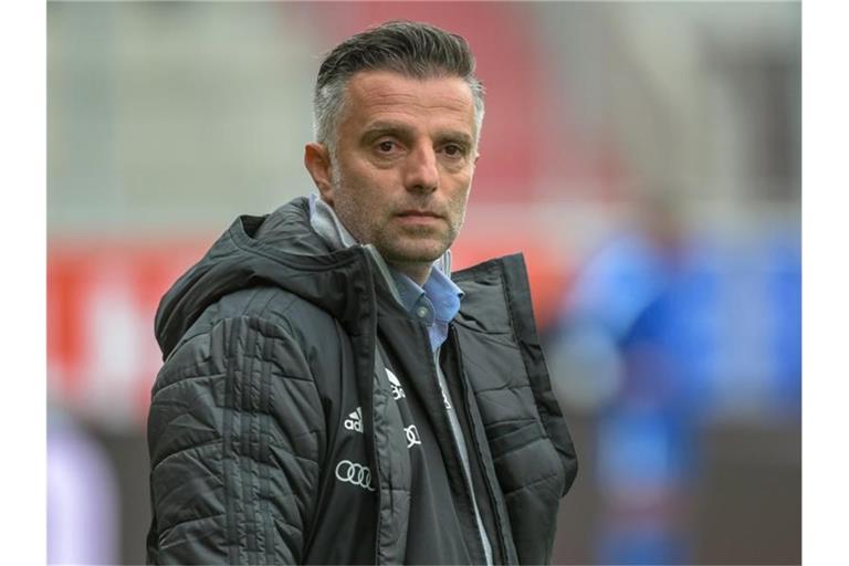 Trainer Tomas Oral von Ingolstadt steht vor dem Spiel im Stadion. Foto: Armin Weigel/Archivbild