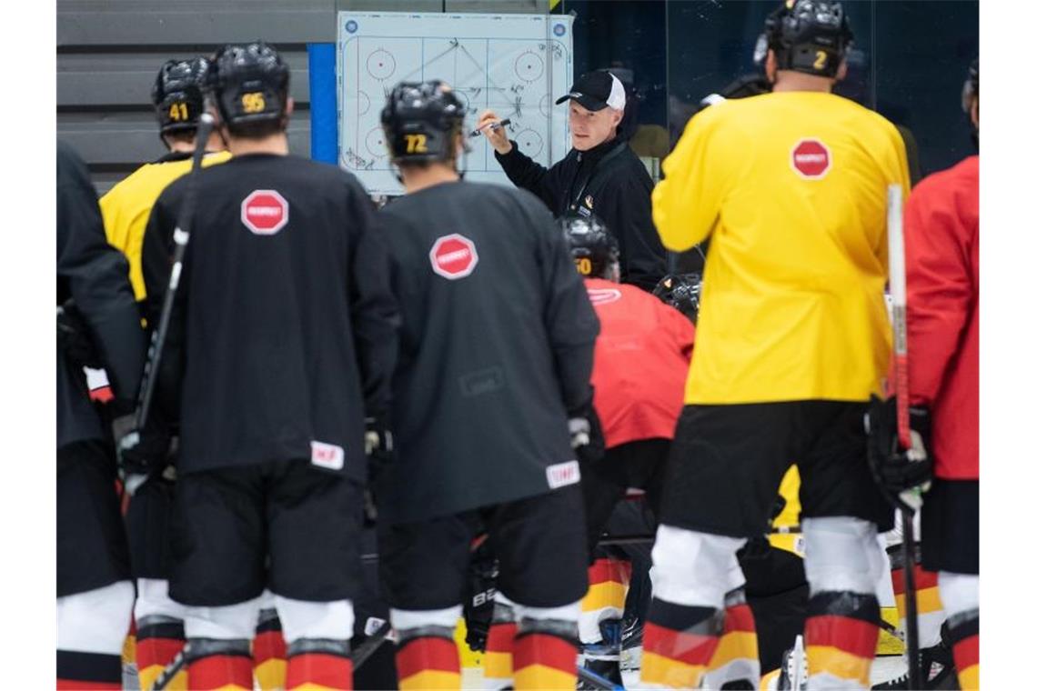 Trainer Toni Söderholm (hinten) bereitet das DEB-Team auf das Spiel gegen Kanada vor. Foto: Monika Skolimowska