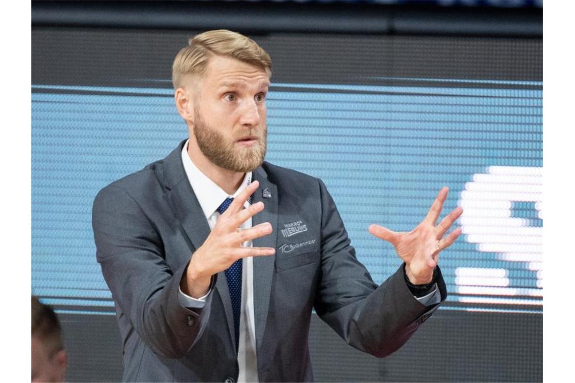 Zwei Crailsheimer Basketball-Heimspiele neu terminiert Trainer Tuomas Iisalo von Crailsheim gestikuliert an der Seitenlinie. Foto: Matthias Balk/dpa-Pool/dpa/Archiv