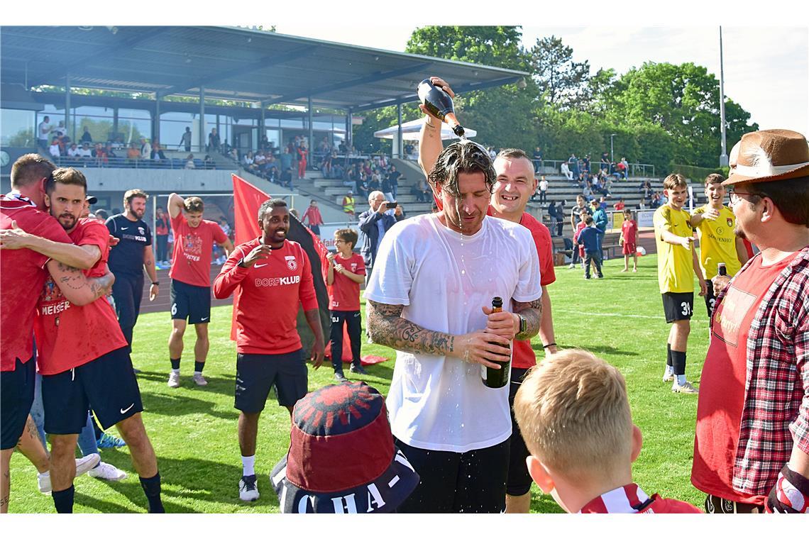 Trainer und Meistermacher Pascal Reinhardt bei der Sektdusche. Auswärtssieg der ...