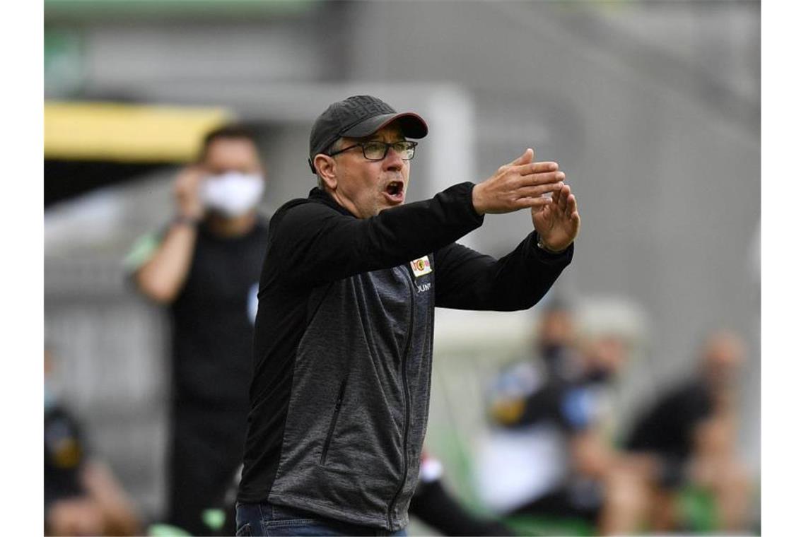 Trainer Urs Fischer und Union Berlin trennen nur noch vier Punkte vom Relegationsrang. Foto: Martin Meissner/AP Pool/dpa