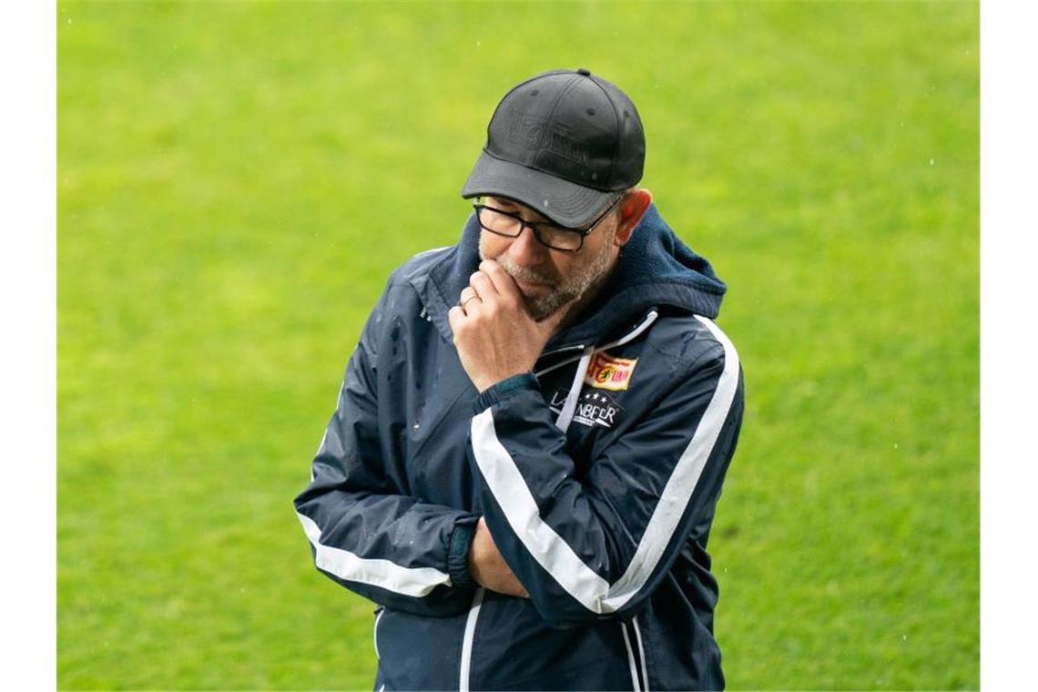 Union will weiter „Geschichte schreiben“ Trainer Urs Fischer von Union Berlin steht nachdenklich am Platz. Foto: Bernd Thissen/Archivbild