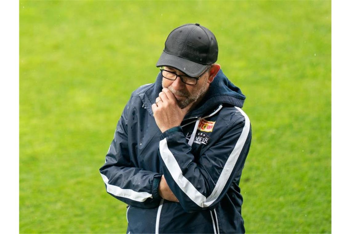 Trainer Urs Fischer von Union Berlin steht nachdenklich am Platz. Foto: Bernd Thissen/Archivbild