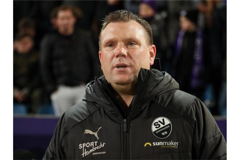 Trainer Uwe Koschinat steht am Spielfeldrand. Foto: Friso Gentsch/dpa